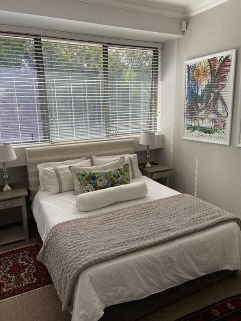 Modern, Centrally Located Dorp Street Apartment สเตลเลนบอช ภายนอก รูปภาพ