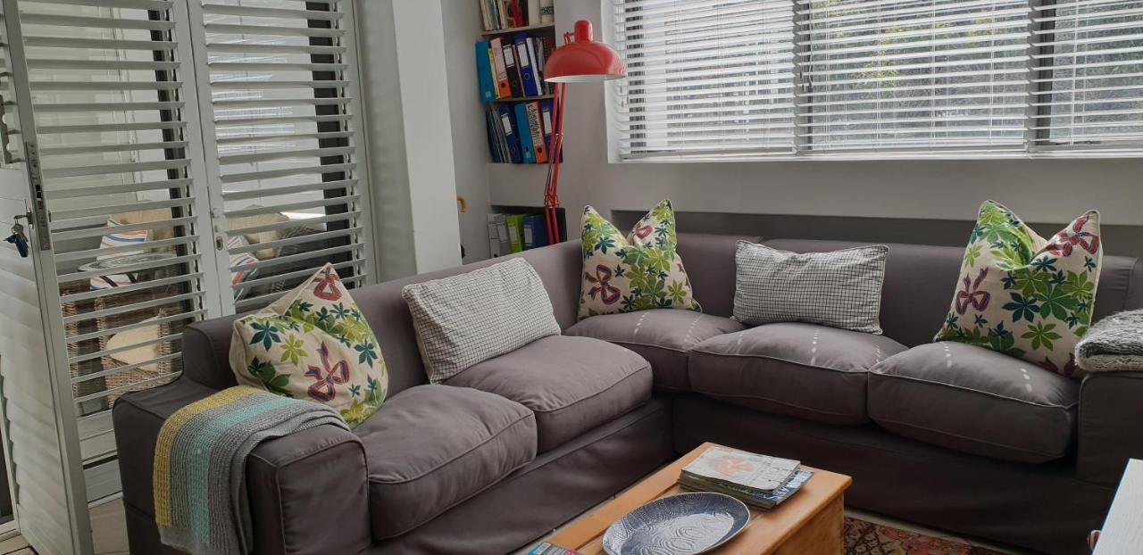 Modern, Centrally Located Dorp Street Apartment สเตลเลนบอช ภายนอก รูปภาพ
